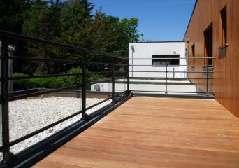 Garde-corps sur terrasse pose sur acrotère