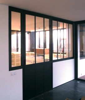 Menuiserie intérieure - verrière aluminium style atelier avec porte coulissante suspendue