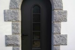 Porte d'entrée en rénovation sur linteau pierre cintré