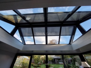 stores-de-protection-solaire-sur-verriere